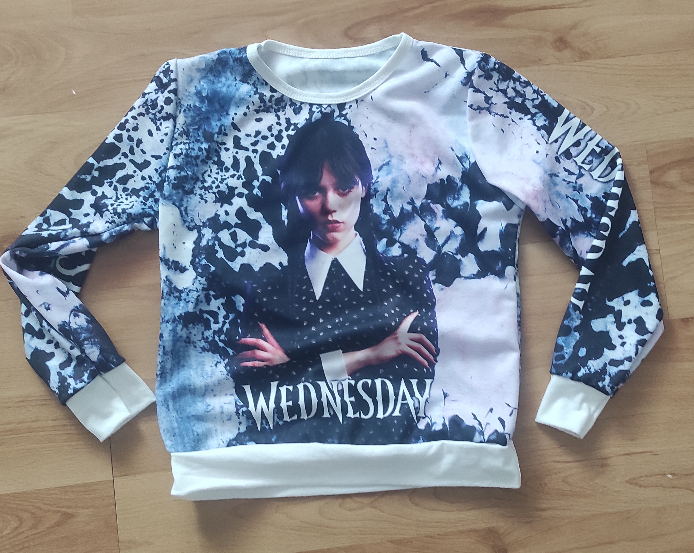 Mikina Wednesday bílá květy bez kapuce 